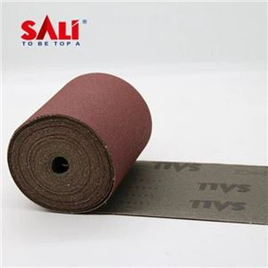 연마를위한 연마재 에머리 천을 사용하는 손